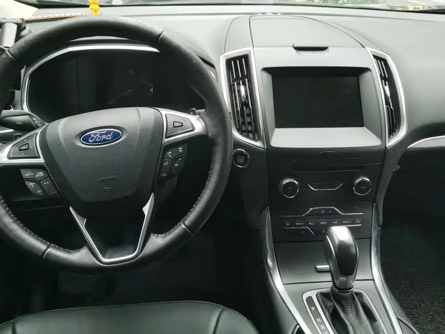 Фото 12 - Ford Edge