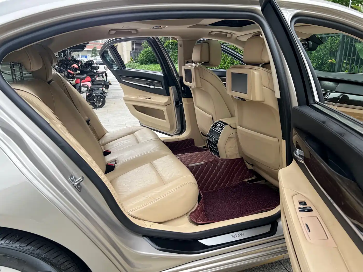 BMW 7 Series 2009 Model 740Li Leading Edition фото 9