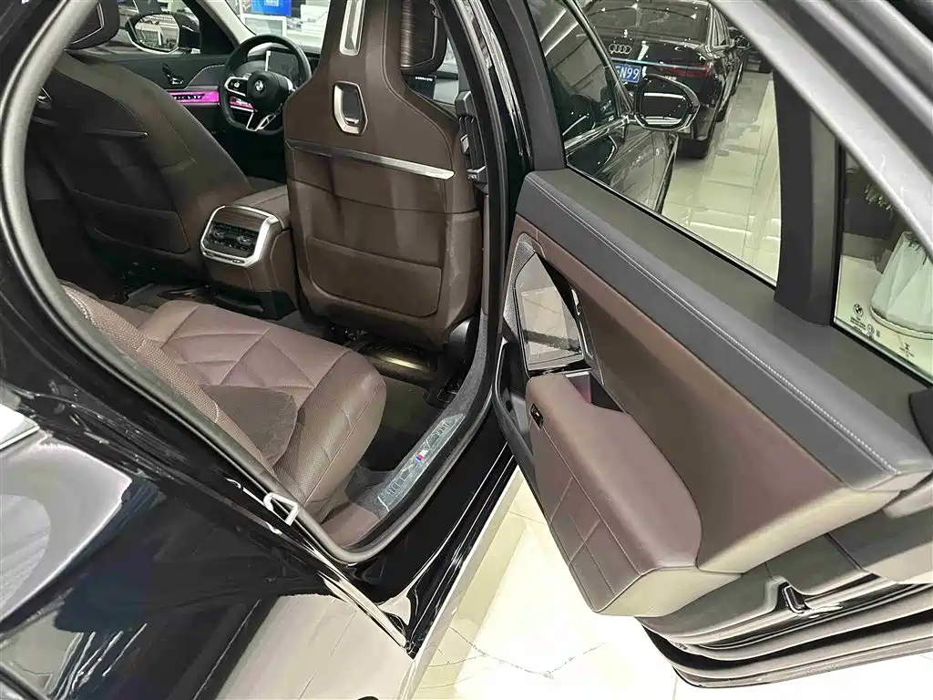 BMW 7 Series 2023 Model 740Li Leading M Sport Package фото 19