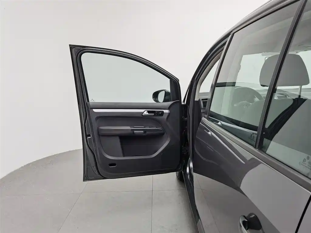 Volkswagen Touran 2015 1.4T Manual Trend Edition 5-seater фото 8