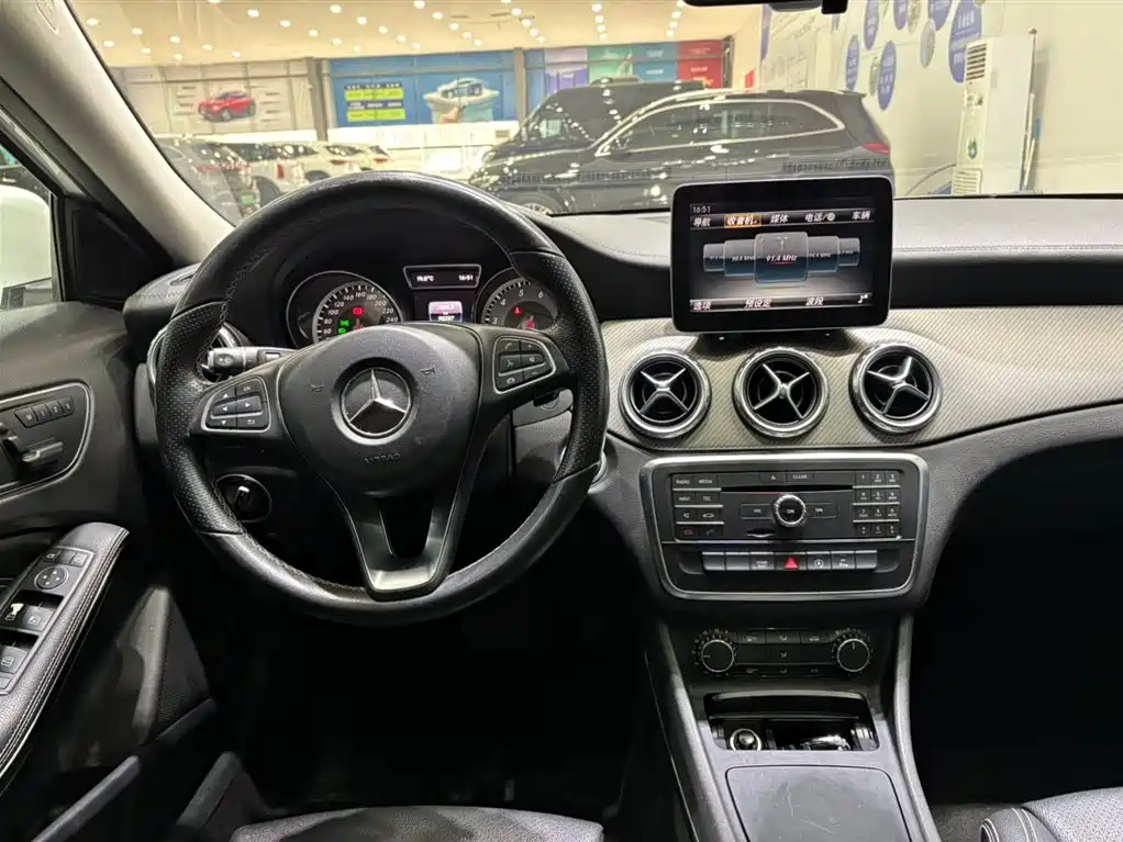 MERCEDES-BENZ GLA