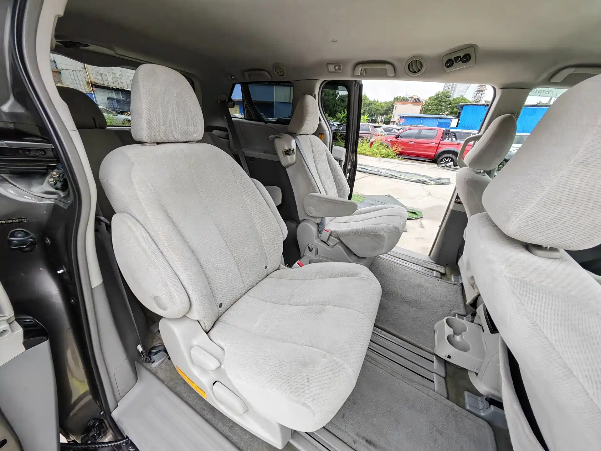 Photo 18 - Toyota Sienna