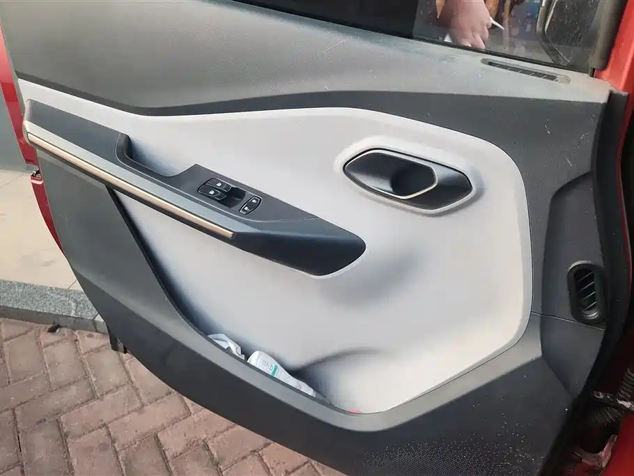 BAOJUN E200