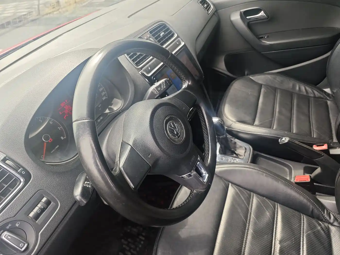 Volkswagen Polo 2011 1.6L Automatic Cool Edition фото 16