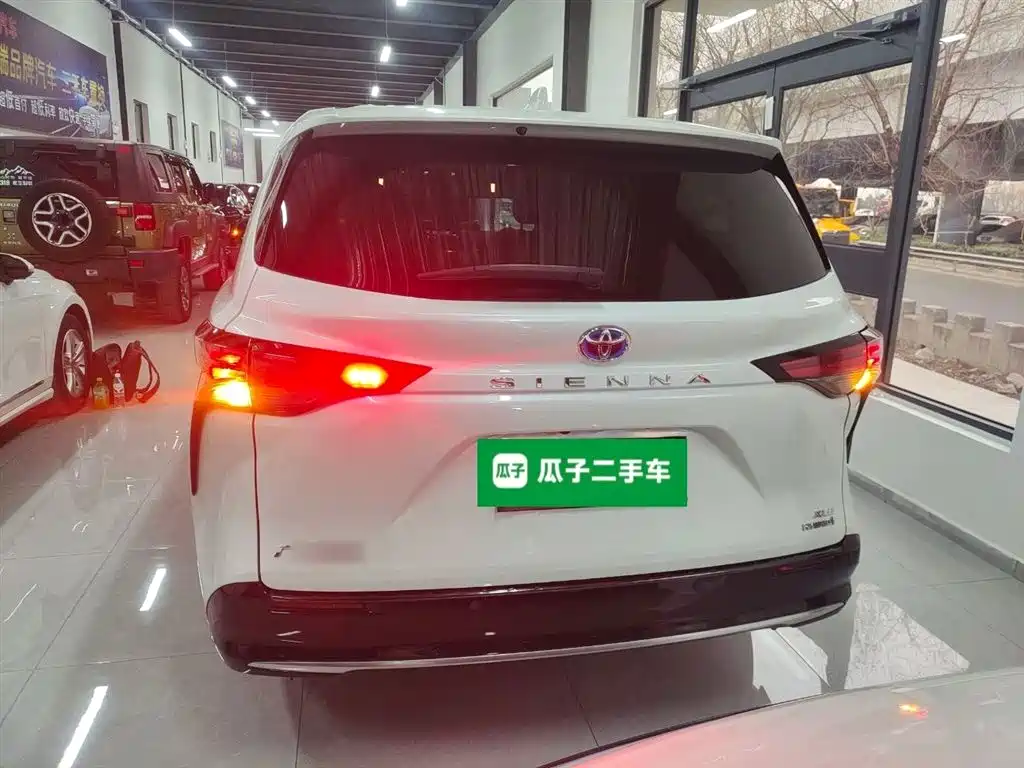 Toyota Sienna 2023 2.5L Hybrid Luxury Edition фото 6