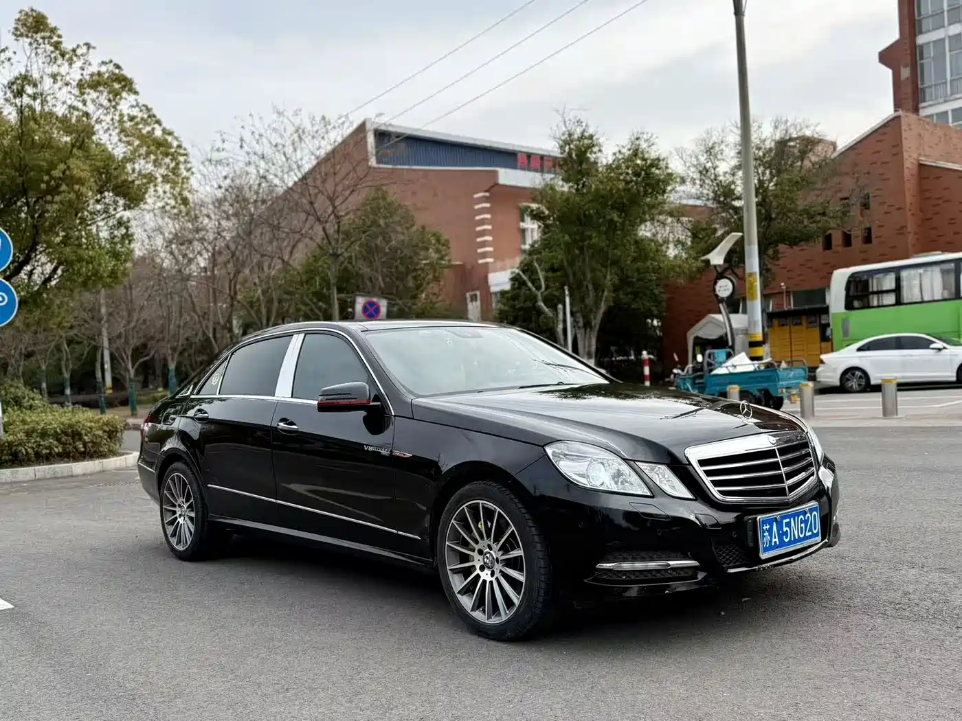 Mercedes-Benz E-Class 2013 E 300 L Fashion Luxury фото 3