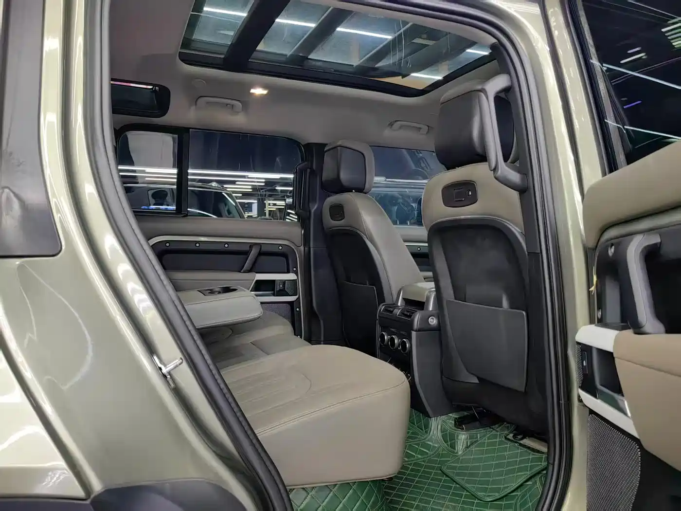 Land Rover Defender 2021 110 P400 Dark Special Edition фото 12
