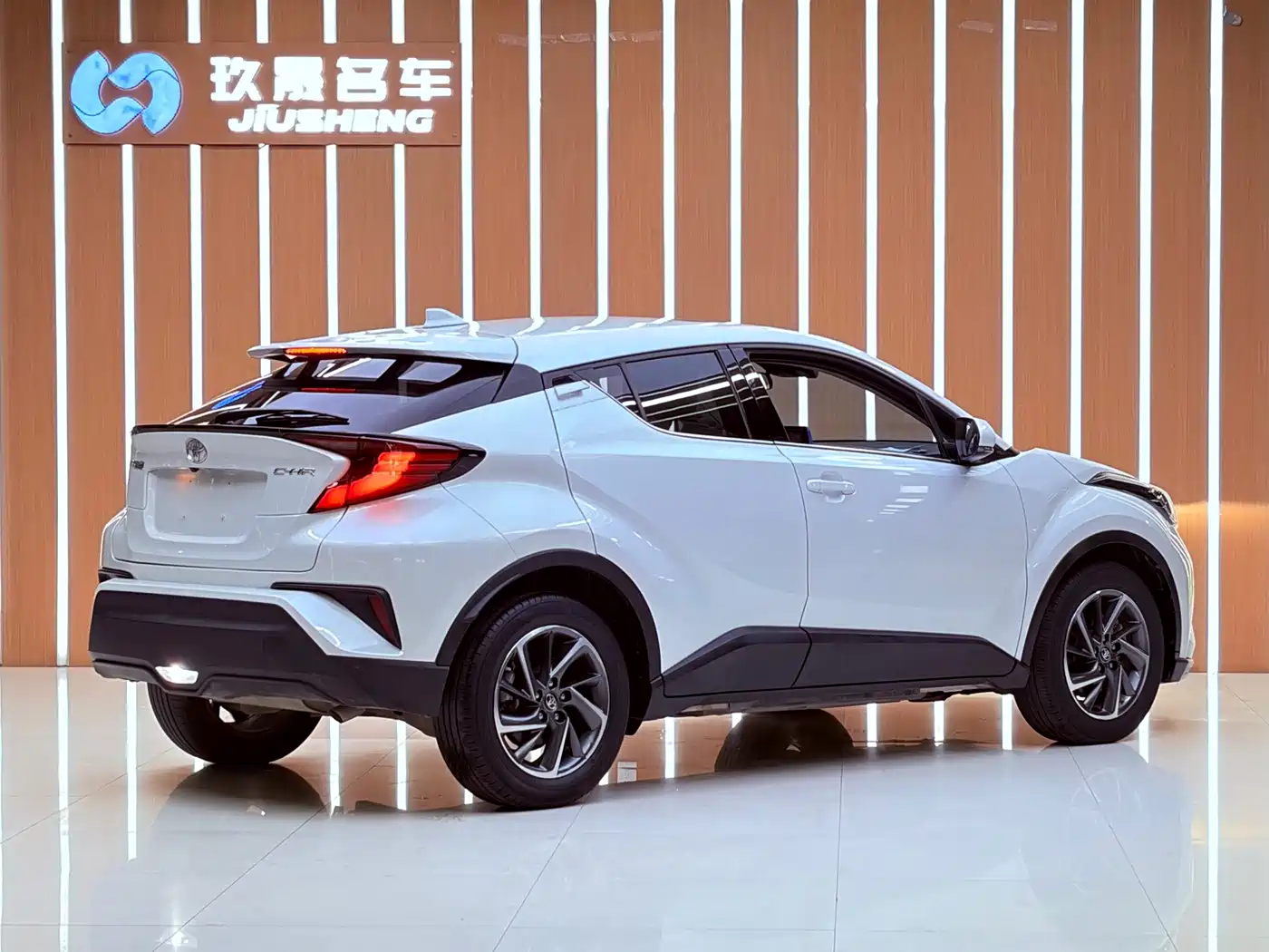 Фото 19 - Toyota C-HR