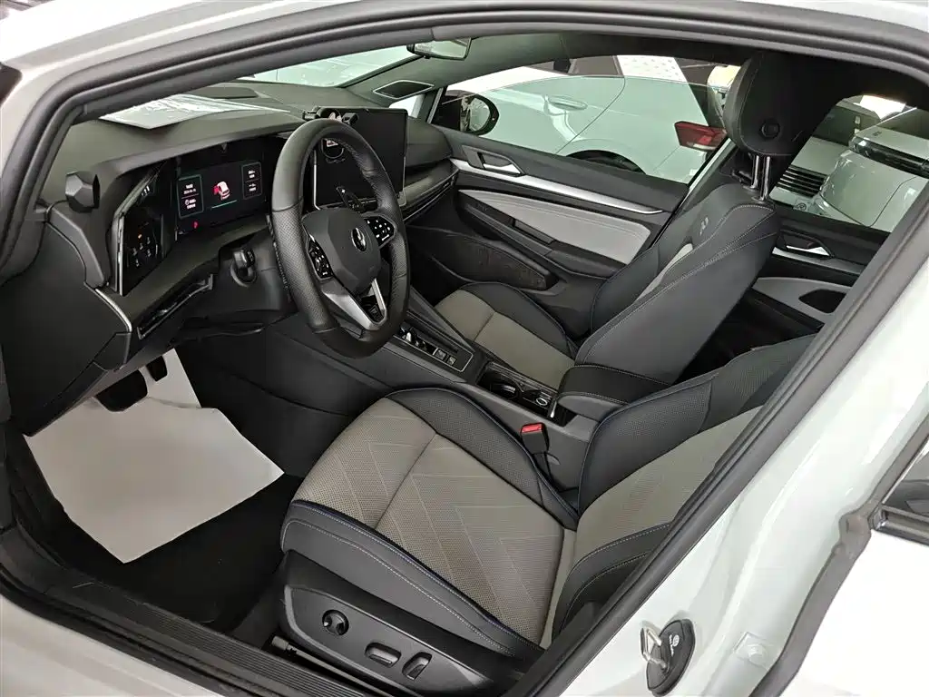 Volkswagen Golf 2026 300TSI R-Line фото 2