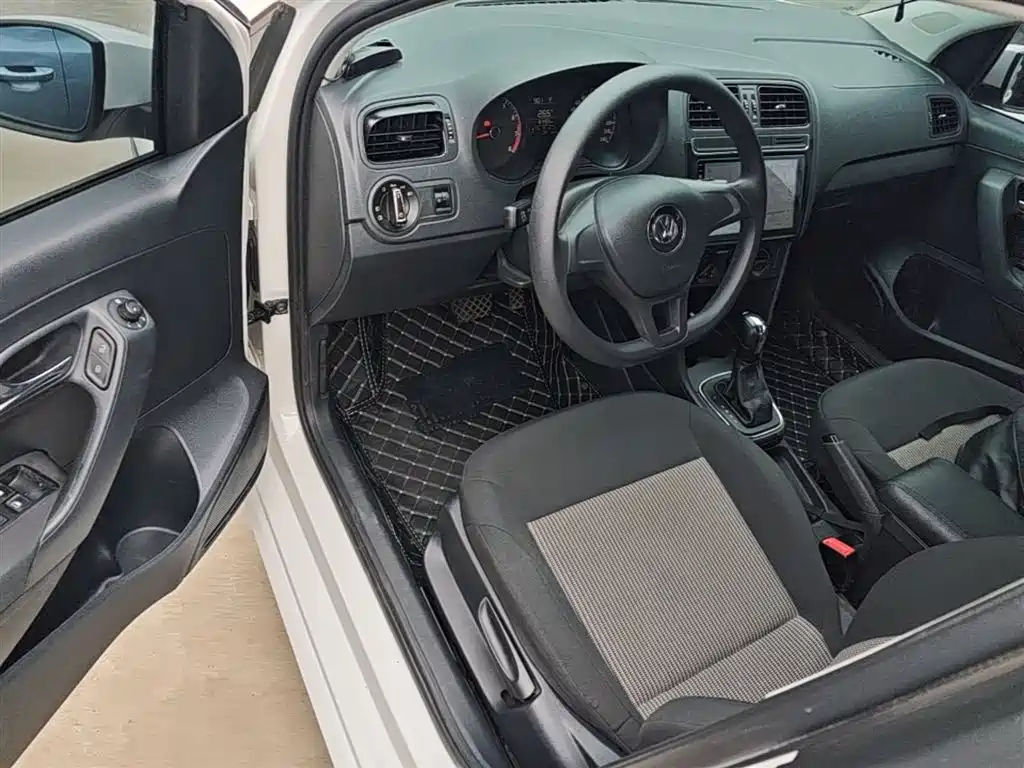 Volkswagen Polo 2016 1.4L Automatic Trend фото 12