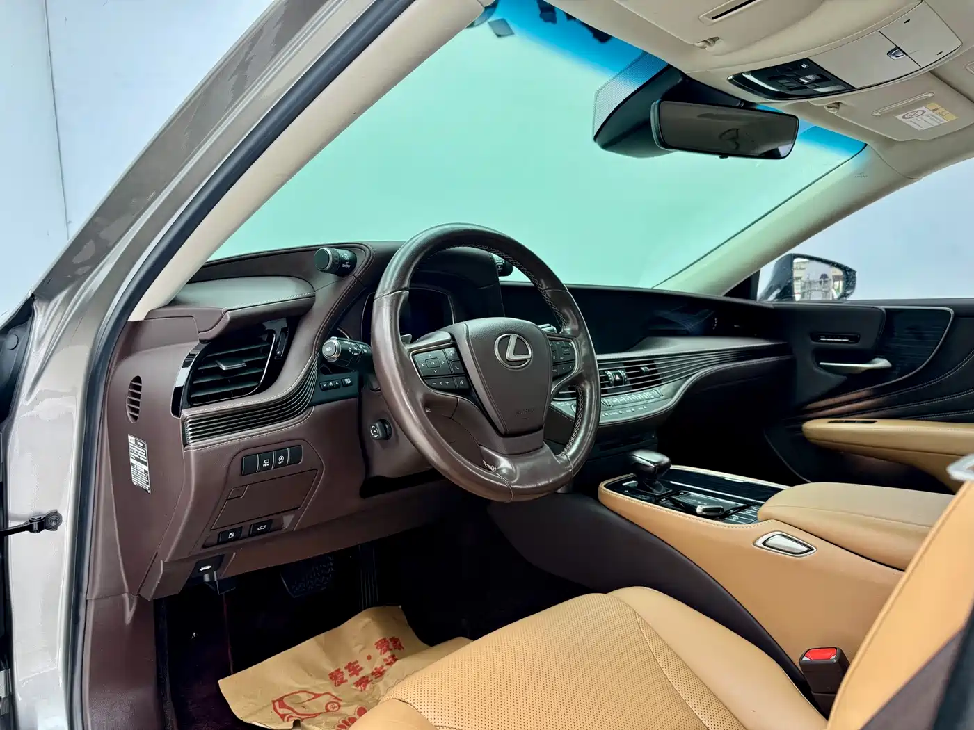 Photo 6 - Lexus LS
