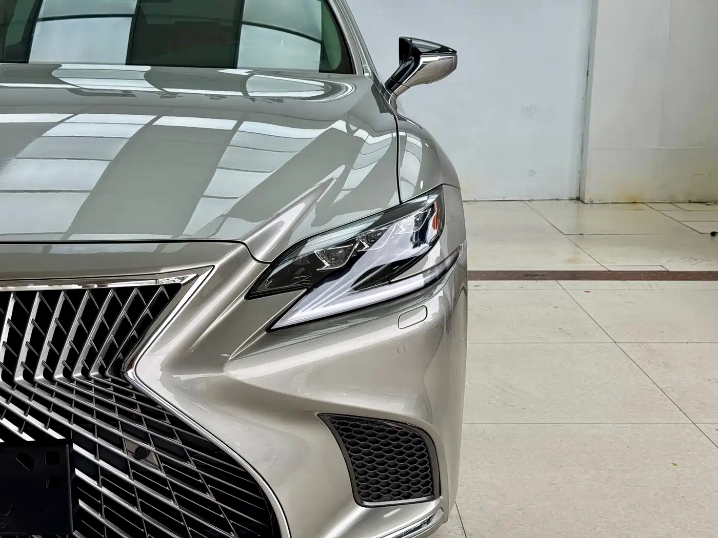 Photo 4 - Lexus LS