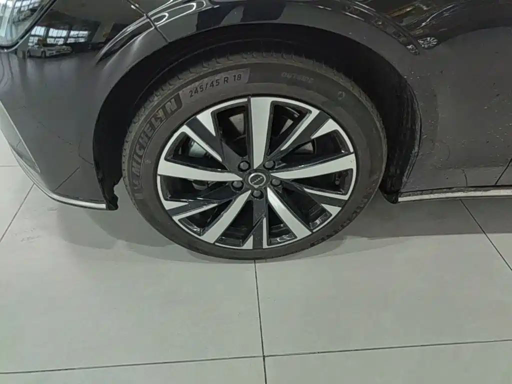 Photo 23 - Volvo S90