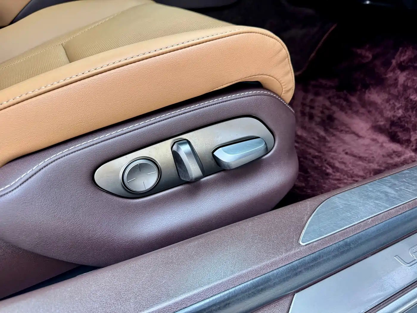 Photo 15 - Lexus LS