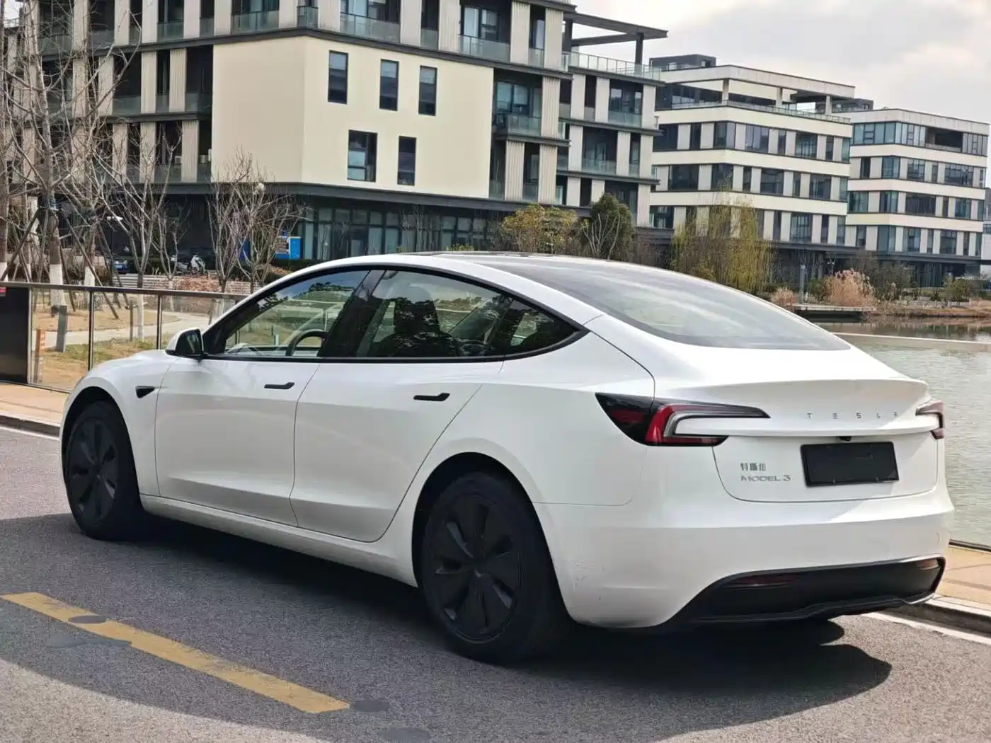 TESLA MODEL 3