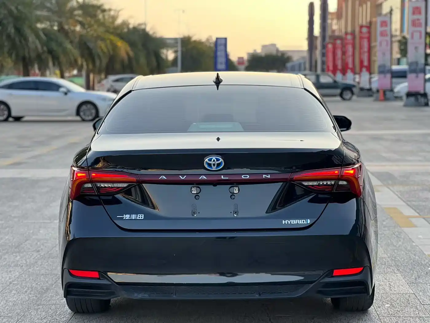 Toyota Avalon 2022 Hybrid 2.5L Luxury Edition фото 5
