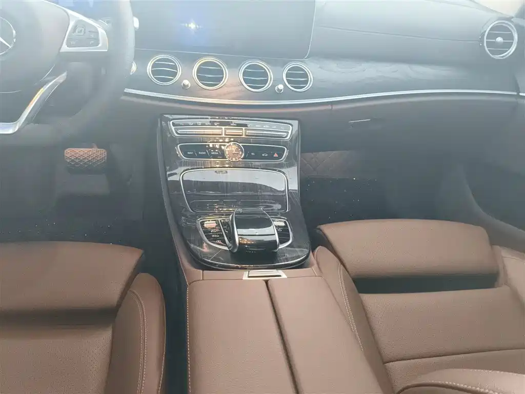 Mercedes-Benz E-Class 2018 E 200 L Sport фото 14