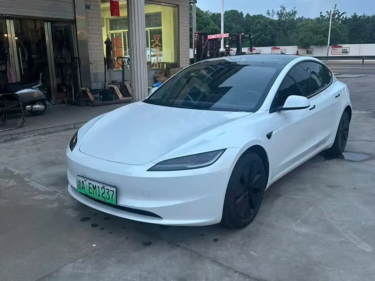 TESLA MODEL 3