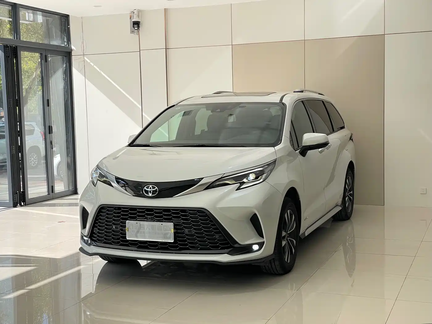 Toyota Granvia 2024 2.5L Hybrid Premium PLUS 4WD Edition