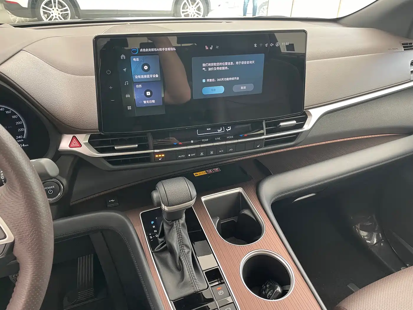 Toyota Granvia 2024 2.5L Hybrid Premium PLUS 4WD Edition фото 27