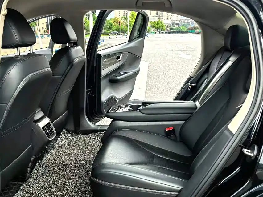 Hongqi E-QM5 2022 431km Charging Enjoyment Edition фото 5