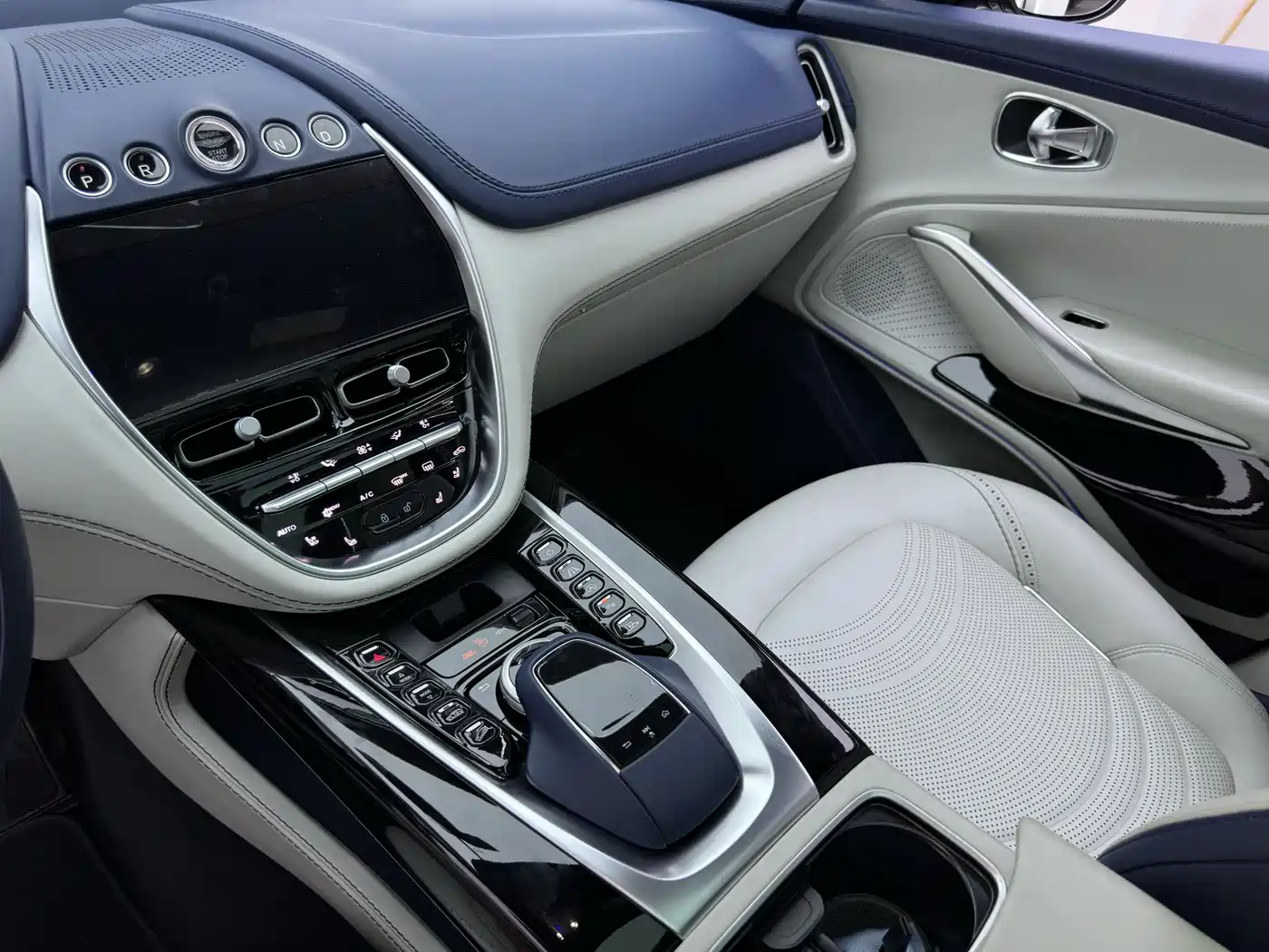 ASTON MARTIN DBX