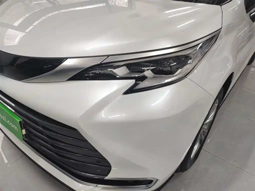 Toyota Sienna 2023 2.5L Hybrid Luxury Edition фото 23