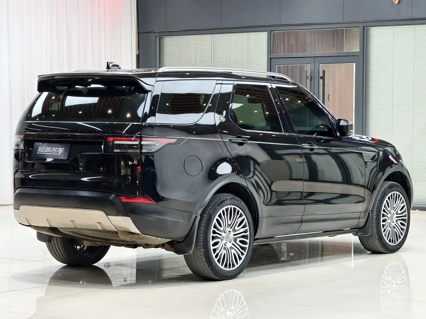 Land Rover Discovery 2018 3.0 SC V6 SE фото 4