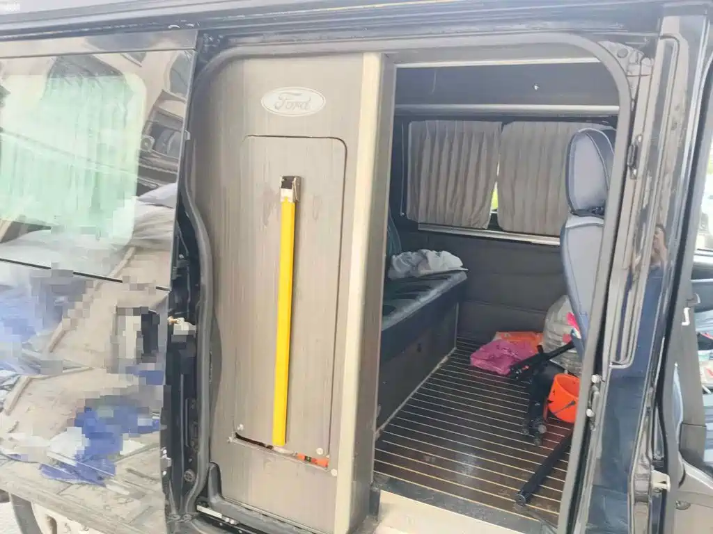 Ford New Generation Transit 2023 2021 Model 2.2T Automatic Logistics Vehicle Pro Short Wheelbase 6-Seat Medium Roof China VI