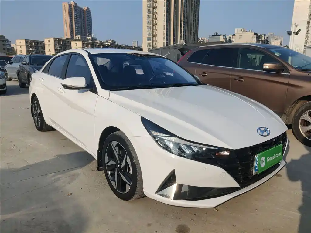 Hyundai Elantra 2022 1.5L CVT LUX Premium Edition фото 22