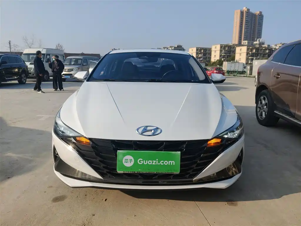 Hyundai Elantra 2022 1.5L CVT LUX Premium Edition фото 3