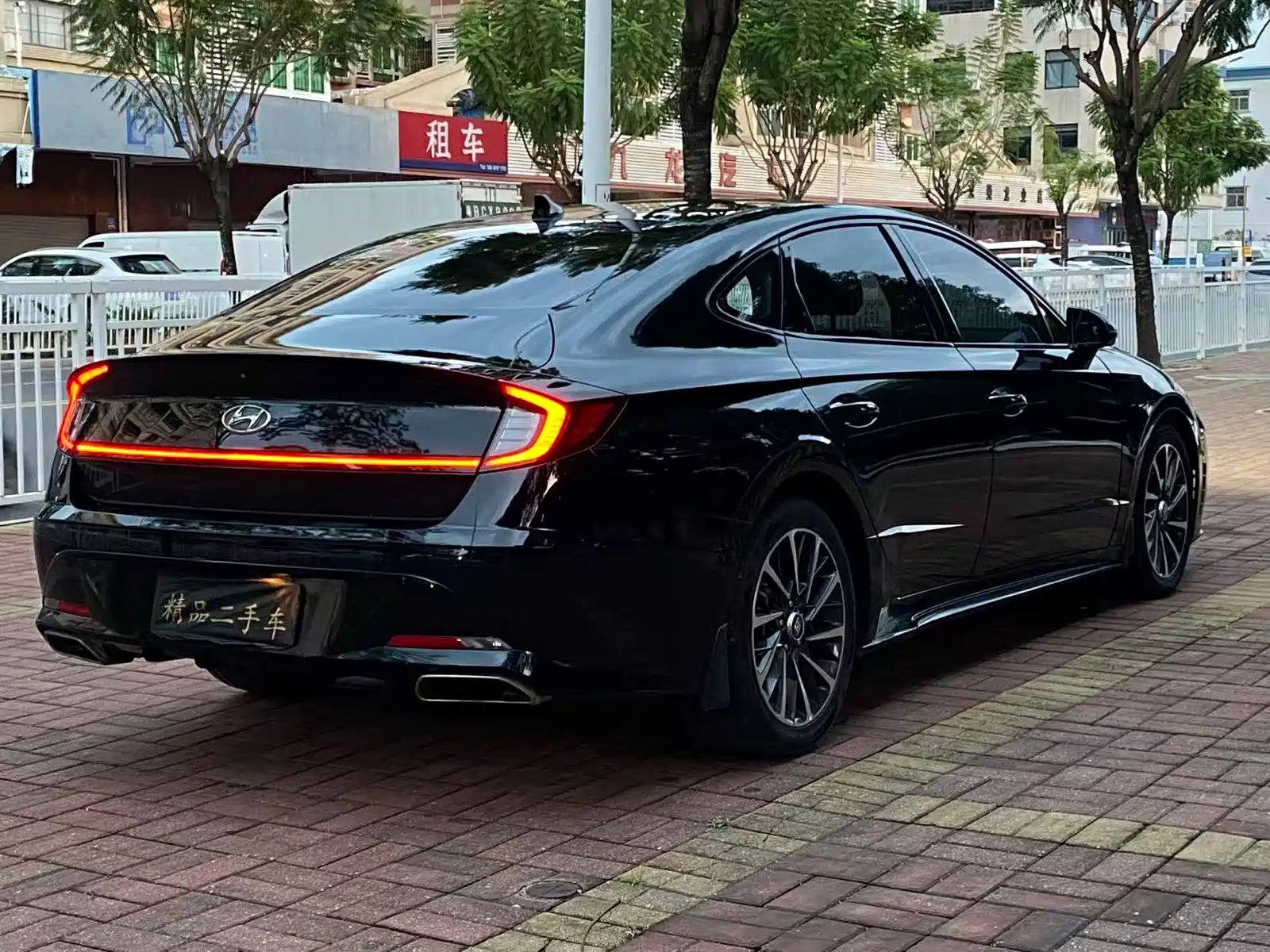 Photo 7 - Hyundai Sonata