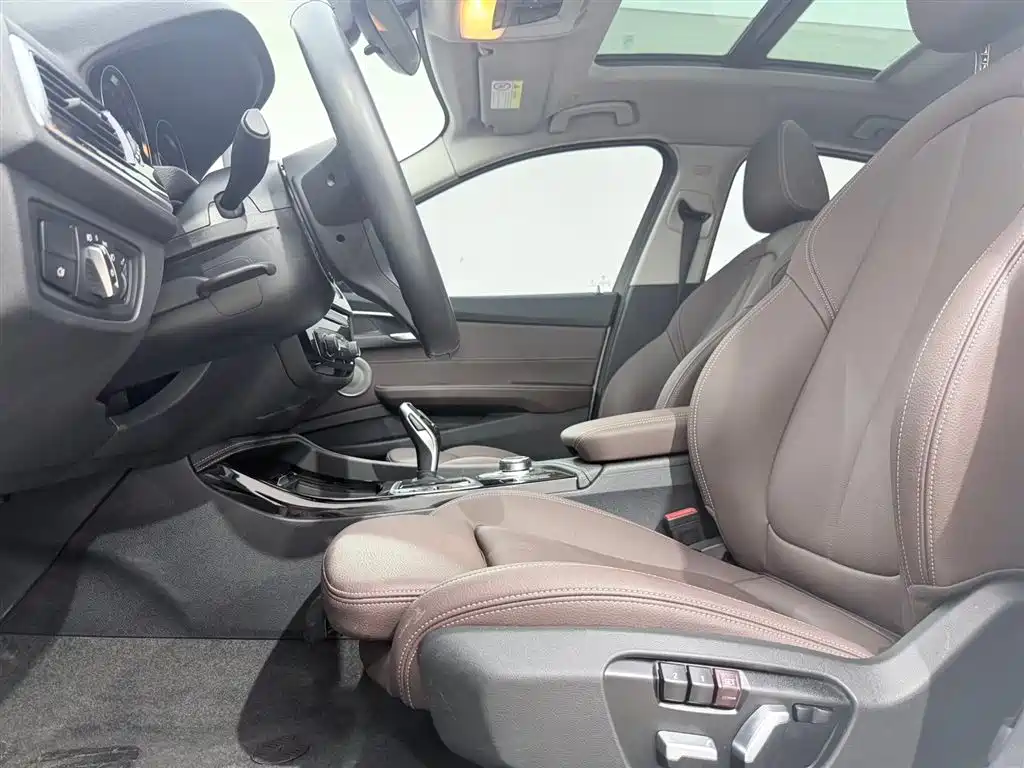 BMW 1 Series 2022 120i M Sport Shadow Edition фото 7