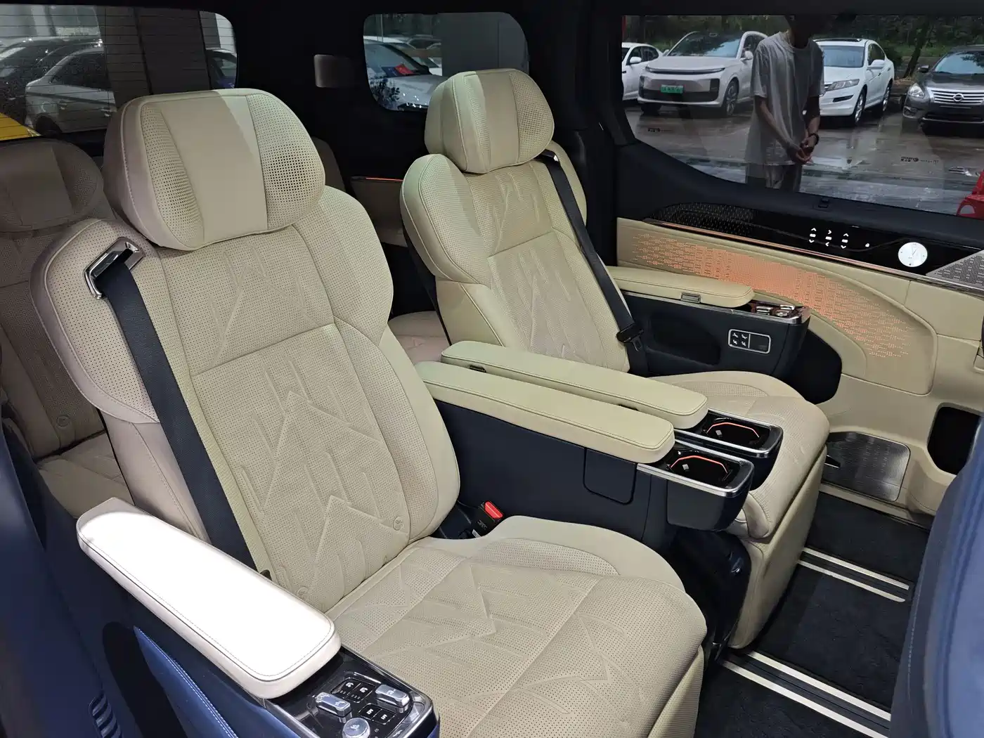 ZEEKR 009 2025 2024 6-seat Executive AWD 108kWh