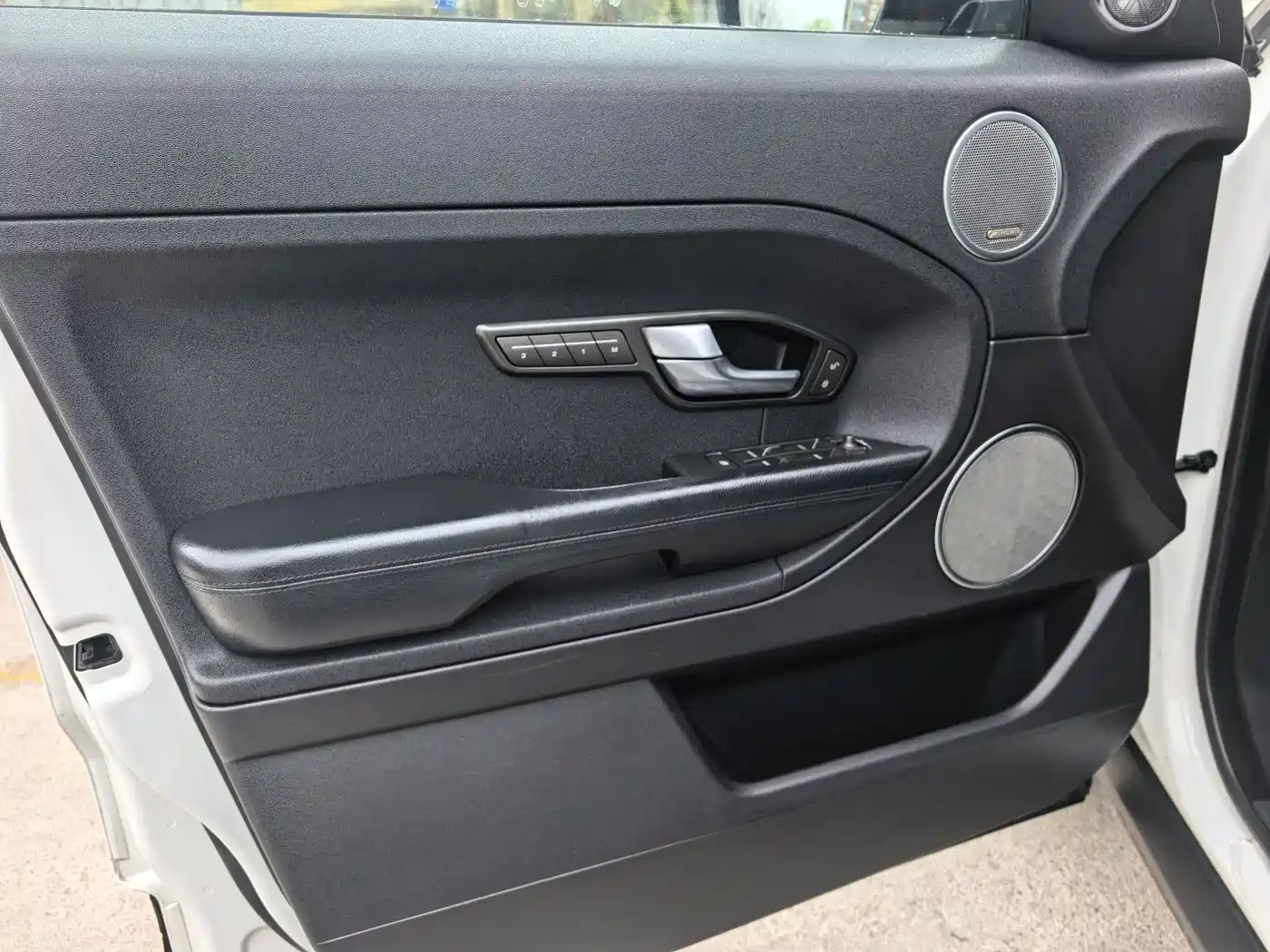 Land Rover Range Rover Evoque 2015 2.0T 5-Door Intelligent Edition фото 5
