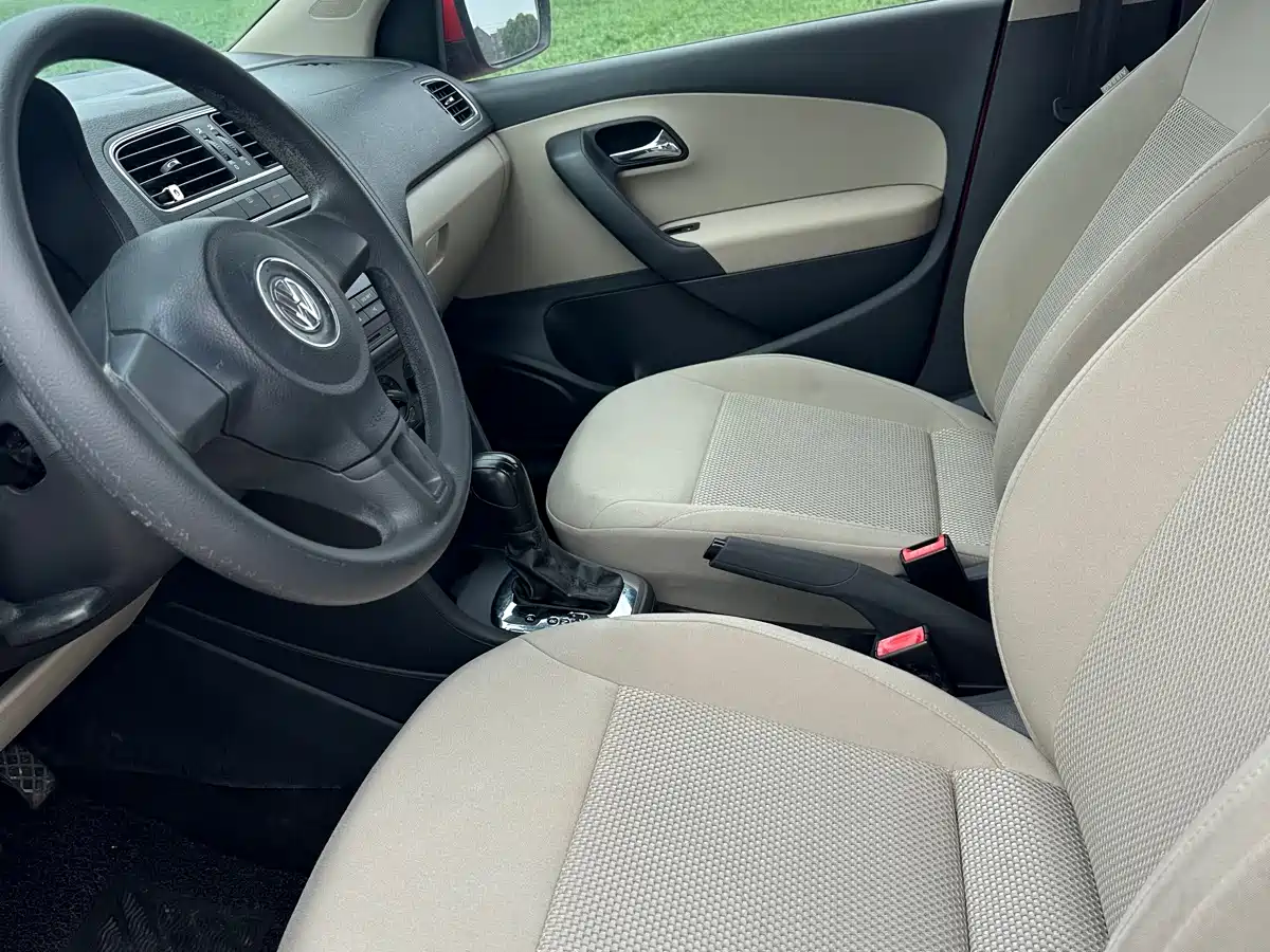 Volkswagen Polo 2011 1.6L Automatic Style Edition фото 4