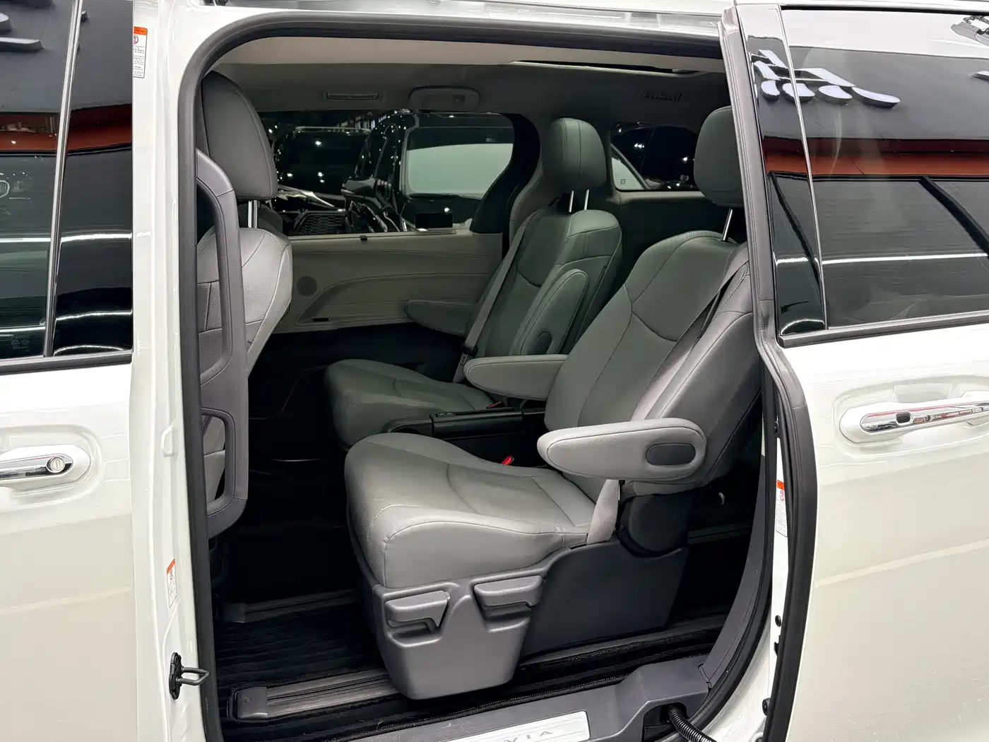 Toyota Granvia 2024 2.5L Hybrid Premium PLUS фото 8