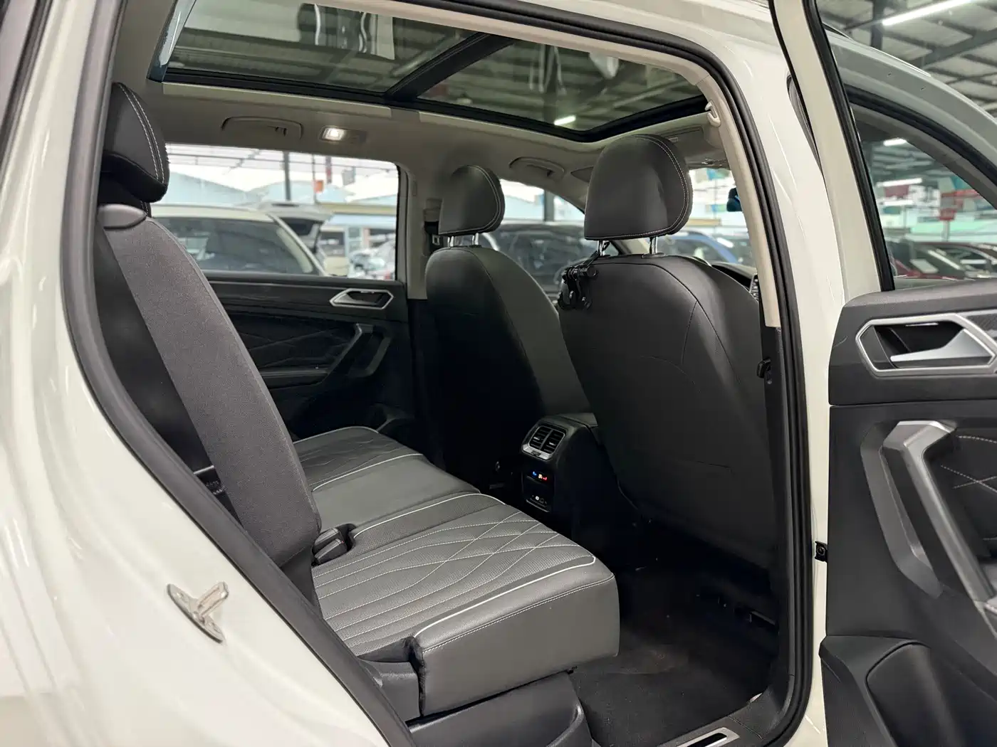 Volkswagen Tiguan L 2022 380TSI Automatic 4WD R-Line Cross Edition 7-Seater фото 17