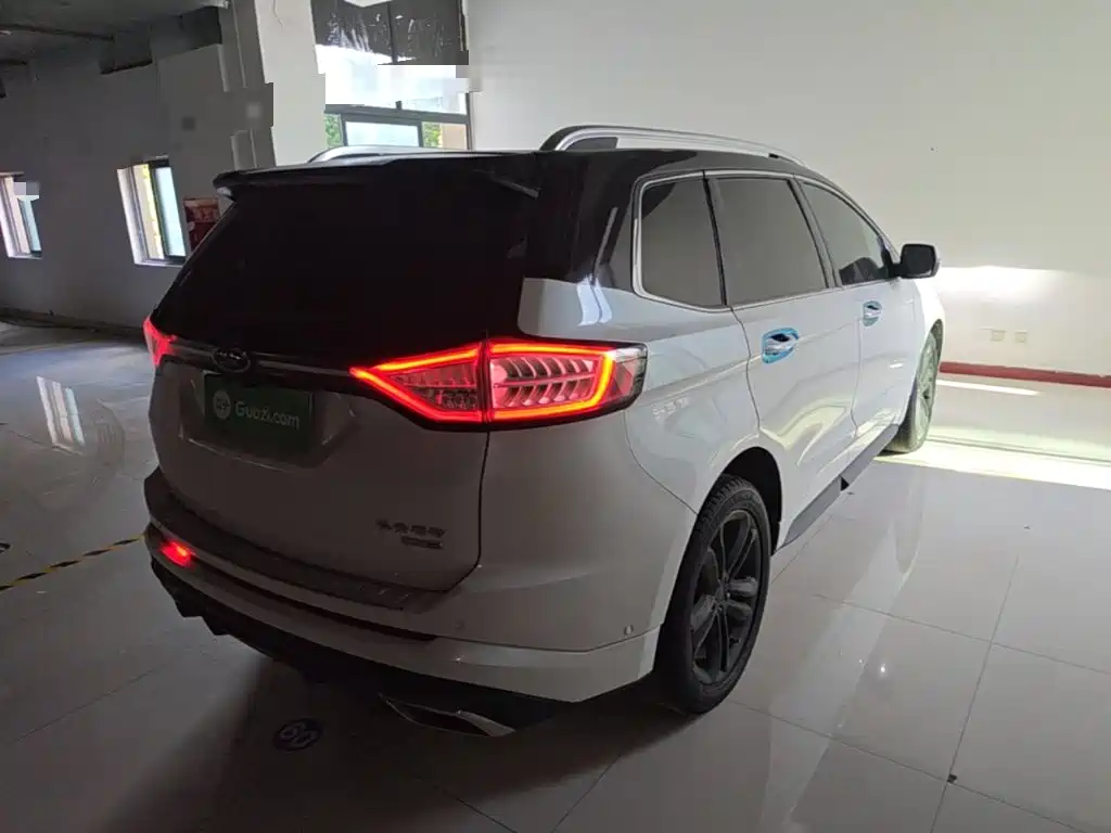 Photo 7 - Ford Edge