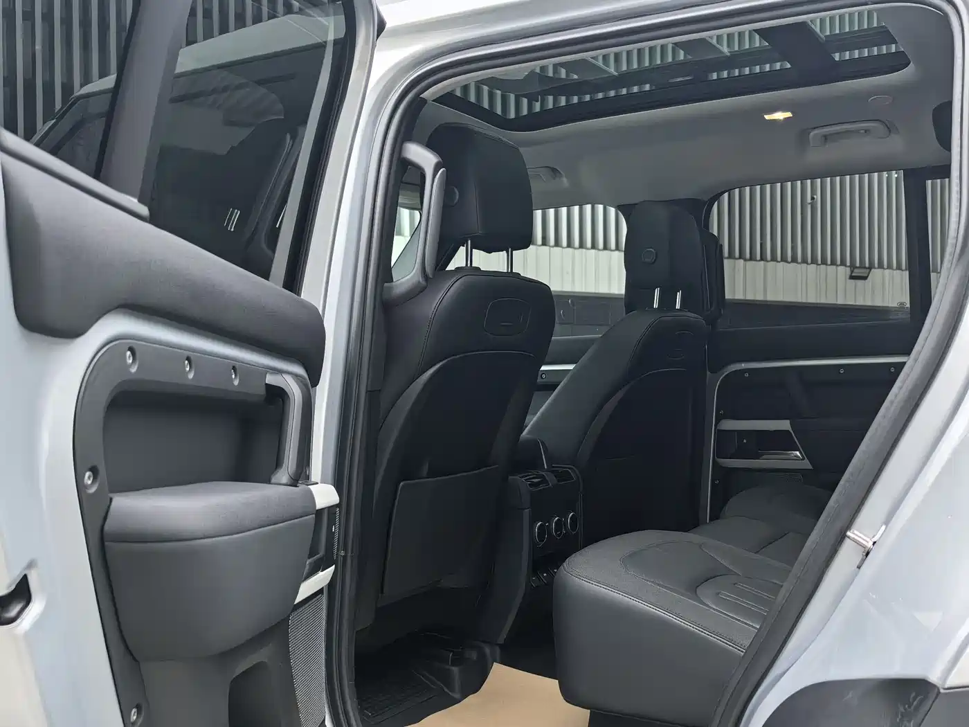 Land Rover Defender 2021 110 P400 Dark Special Edition фото 10