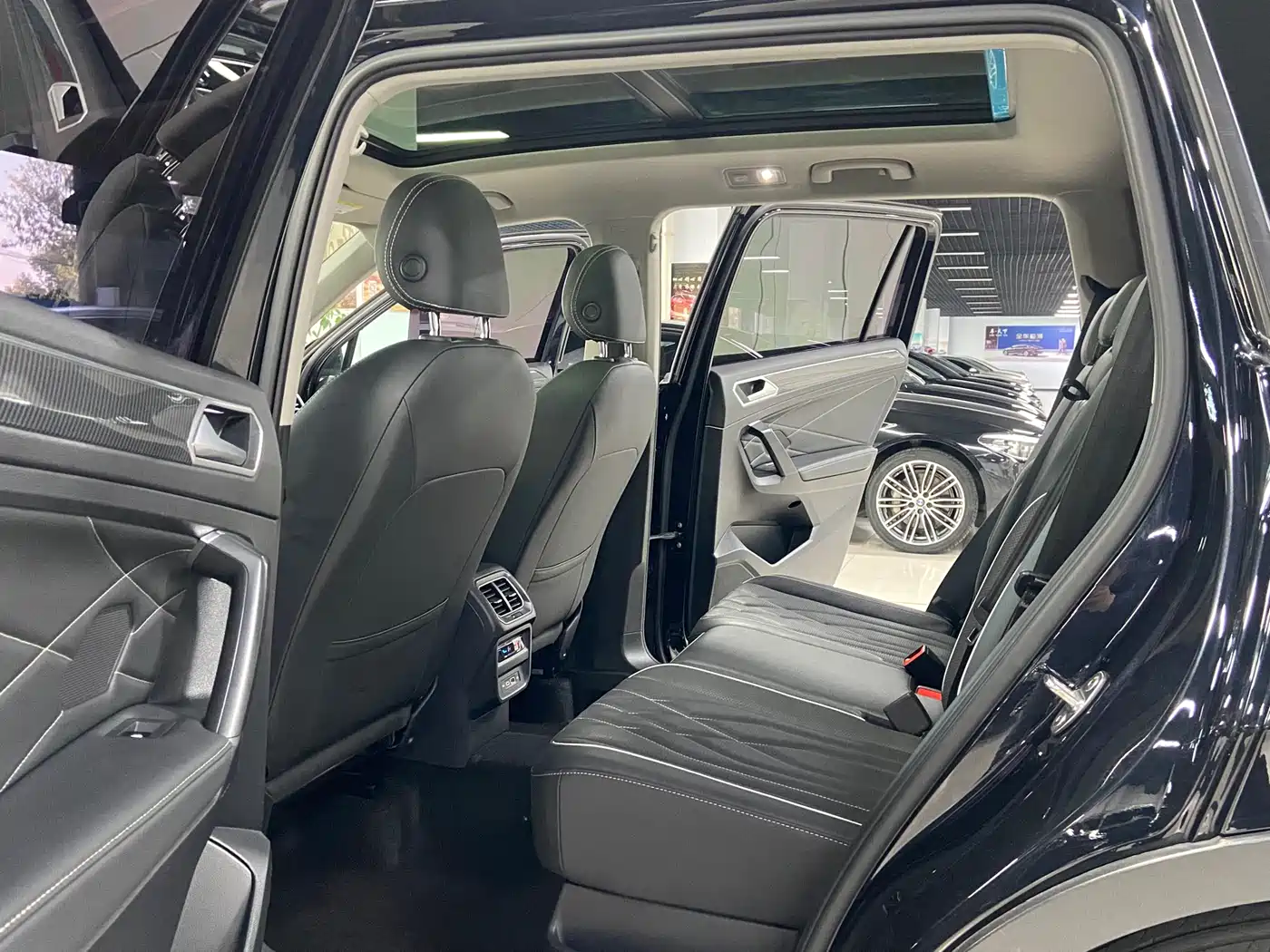 Volkswagen Tiguan L 2022 330TSI Auto 2WD R-Line Premium Edition фото 9