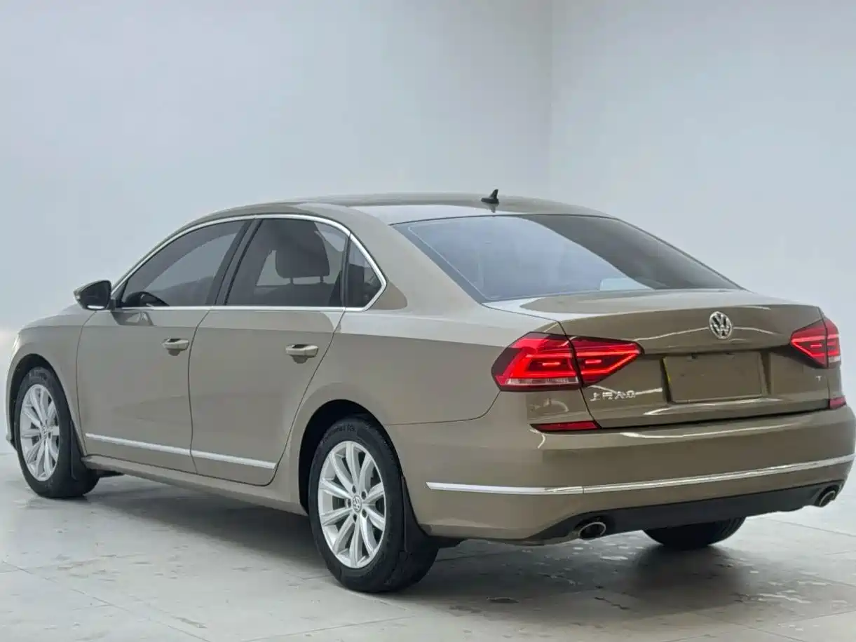 Фото 13 - Volkswagen Passat
