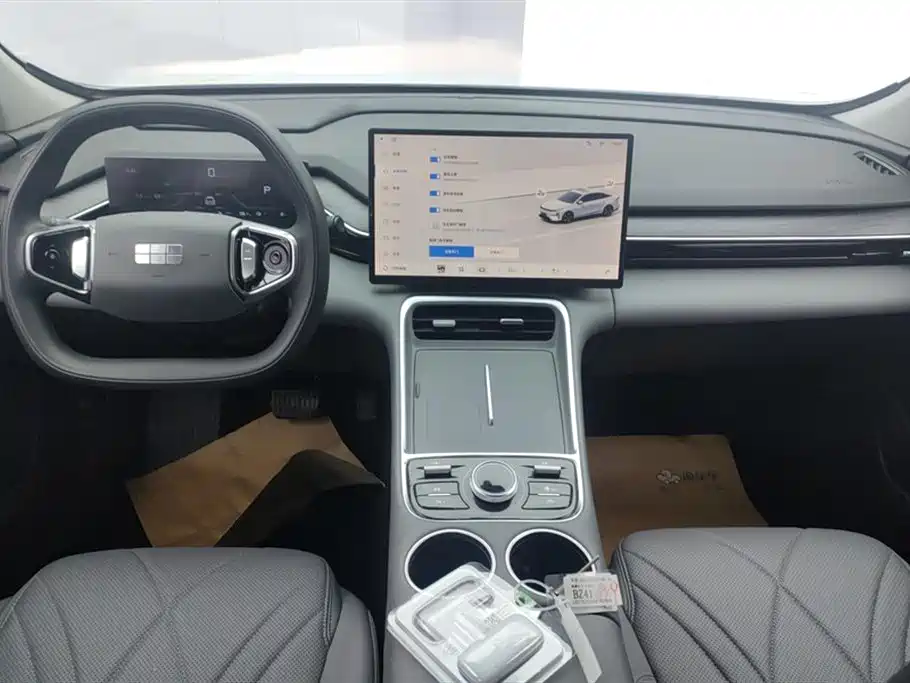 Geely Galaxy Galaxy L6 2025 EM-i 140km Voyage Edition фото 12