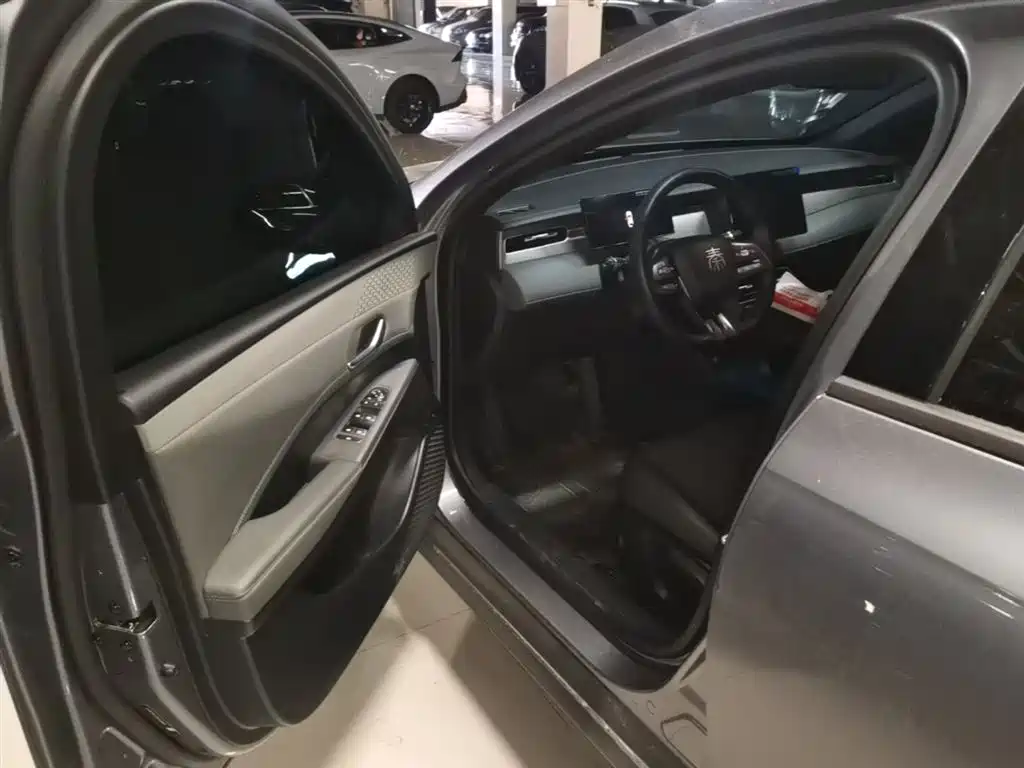BYD Qin PLUS 2025 DM-i Smart Drive 55KM Leader фото 16