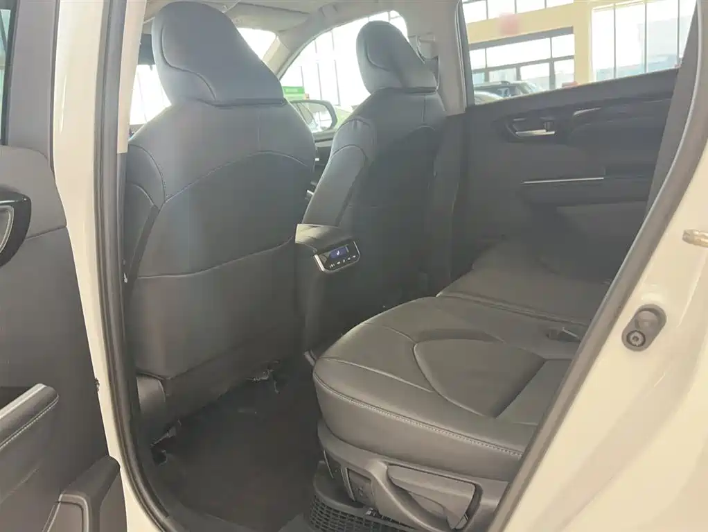 Toyota Highlander 2023 2.5L Smart Hybrid Dual Engine AWD Premium 7-Seater фото 22