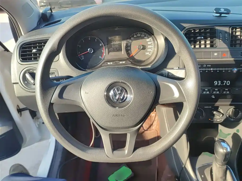 Volkswagen Polo 2016 1.4L Automatic Trend фото 11