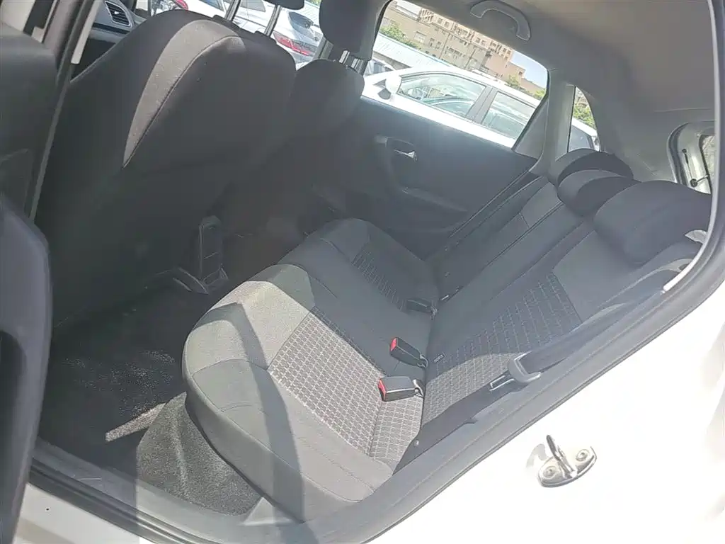 Volkswagen Polo 2014 1.4L Automatic Comfort Edition фото 13