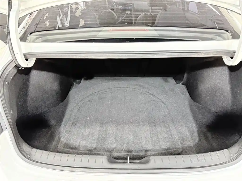 Hyundai Elantra 2023 Model 1.5L CVT LUX Premium Edition фото 13