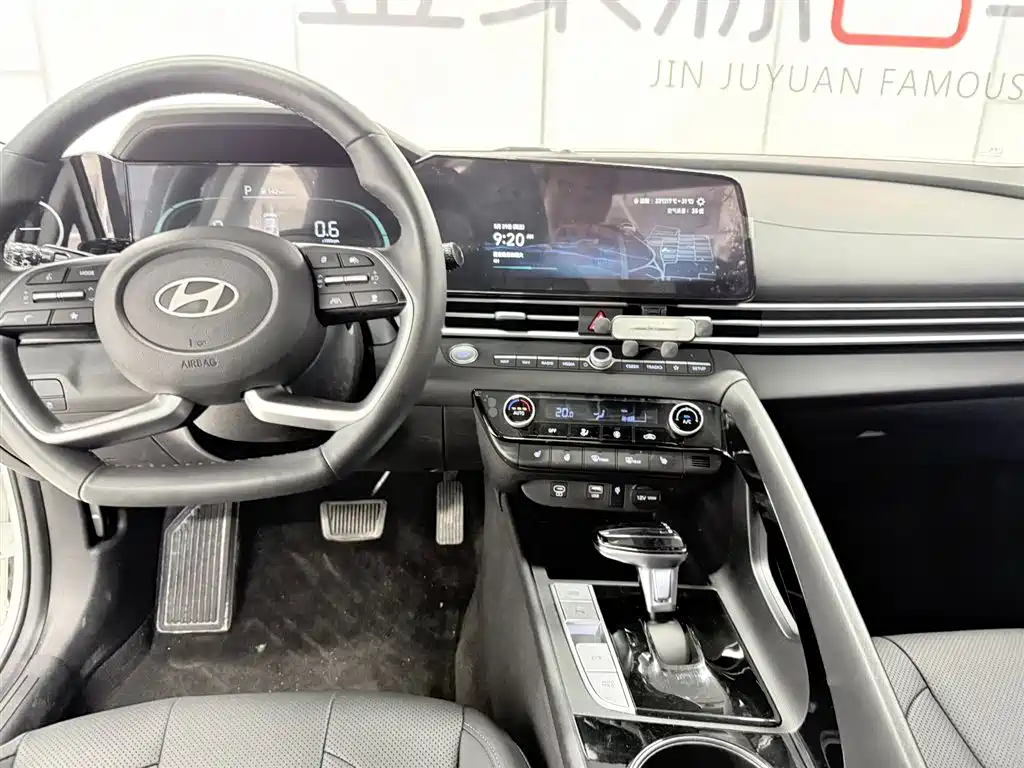 Hyundai Elantra 2023 Model 1.5L CVT LUX Premium Edition фото 12