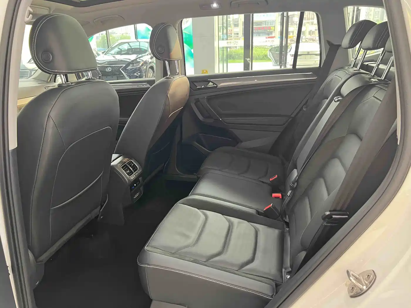 Volkswagen Tiguan L 2021 330TSI Automatic 2WD R-Line Premium фото 9